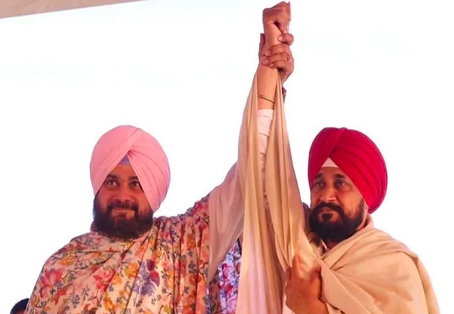 Charanjit Channi Touches Navjot Sidhu's Feet, Sends A Message