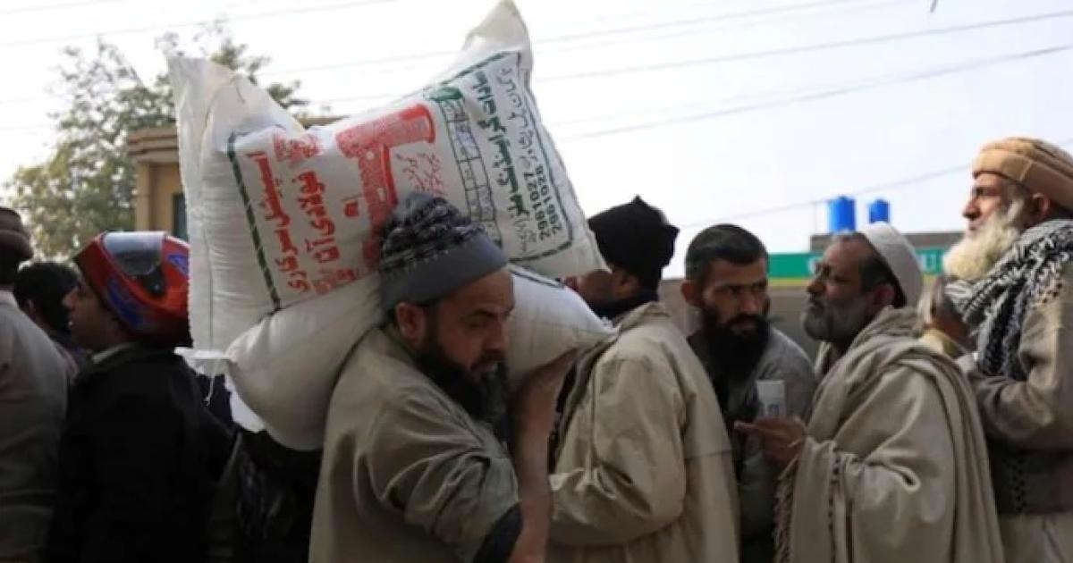 People chase wheat flour truck in Pakistan as food crisis deepens .